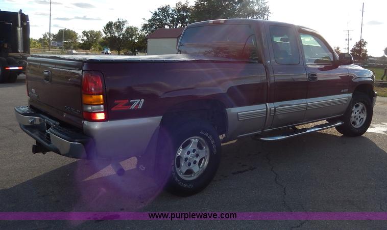 image for item H9633 2000 Chevrolet Silverado 1500 Z71 Ext. Cab pickup truck