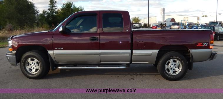 image for item H9633 2000 Chevrolet Silverado 1500 Z71 Ext. Cab pickup truck