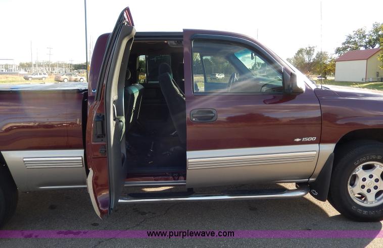 image for item H9633 2000 Chevrolet Silverado 1500 Z71 Ext. Cab pickup truck