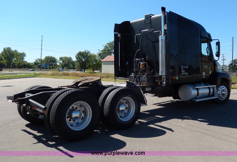 image for item I4251 2001 Freightliner Century Class ST120 semi truck