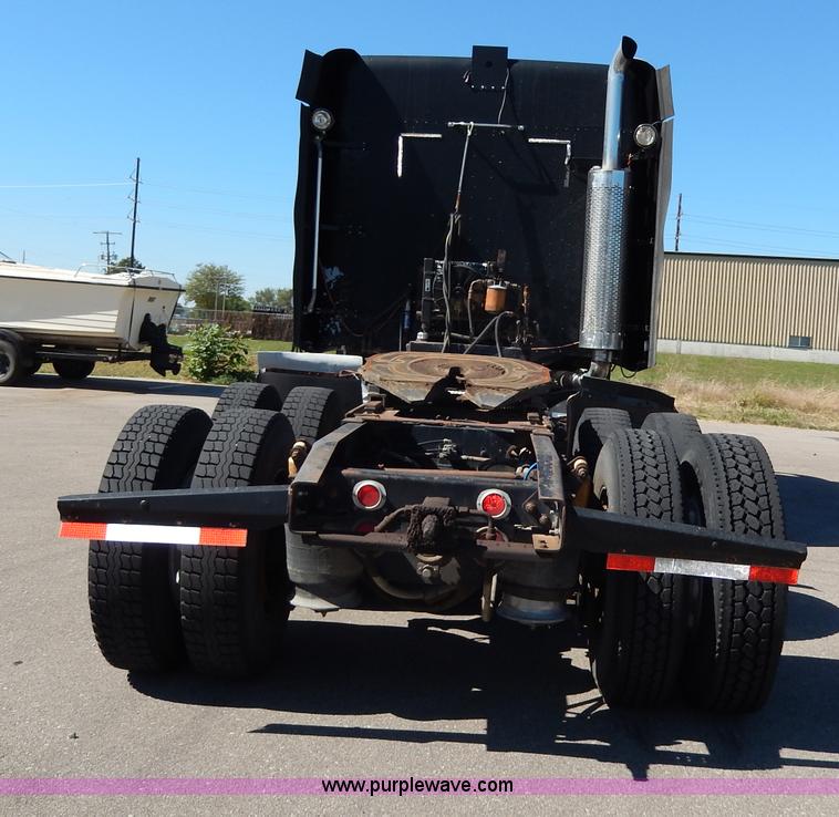 image for item I4251 2001 Freightliner Century Class ST120 semi truck