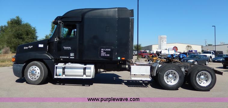 image for item I4251 2001 Freightliner Century Class ST120 semi truck