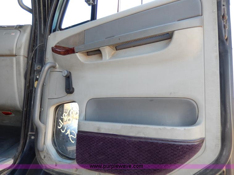 image for item I4251 2001 Freightliner Century Class ST120 semi truck