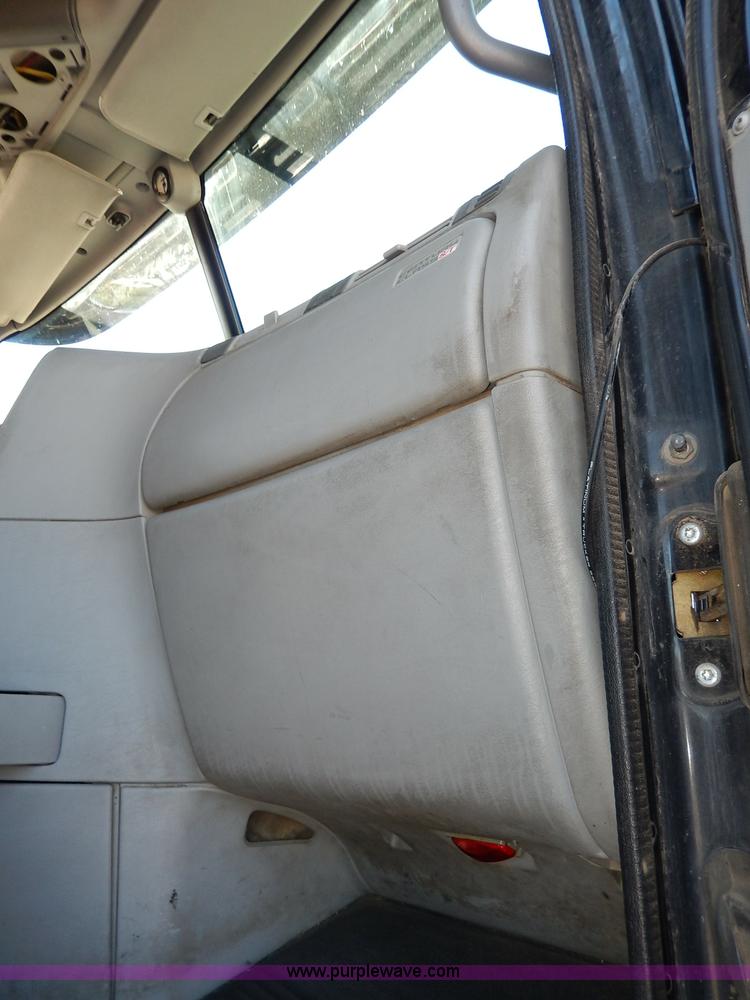 image for item I4251 2001 Freightliner Century Class ST120 semi truck