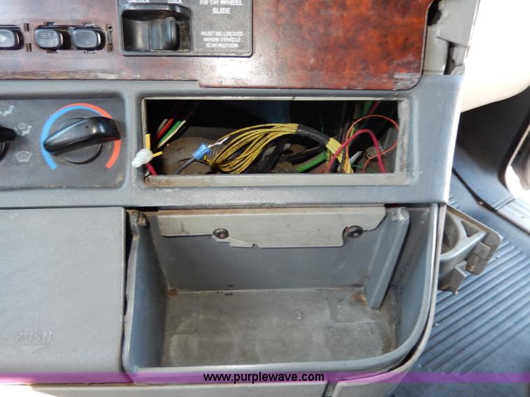 image for item I4251 2001 Freightliner Century Class ST120 semi truck