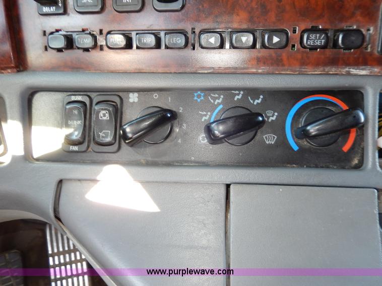 image for item I4251 2001 Freightliner Century Class ST120 semi truck