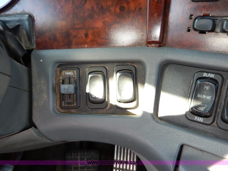 image for item I4251 2001 Freightliner Century Class ST120 semi truck