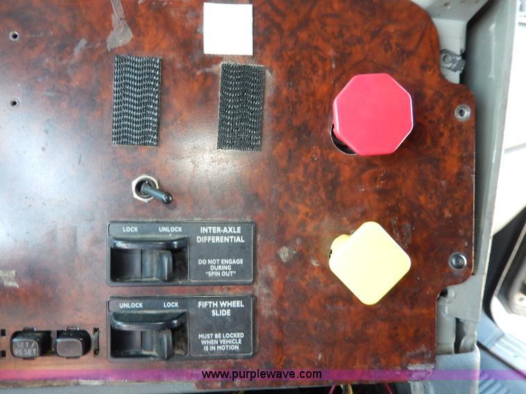 image for item I4251 2001 Freightliner Century Class ST120 semi truck