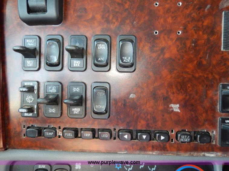 image for item I4251 2001 Freightliner Century Class ST120 semi truck