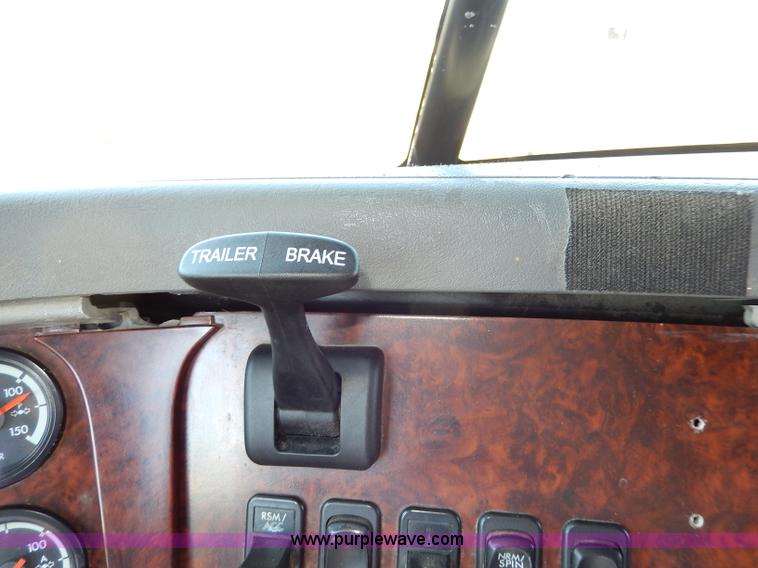 image for item I4251 2001 Freightliner Century Class ST120 semi truck