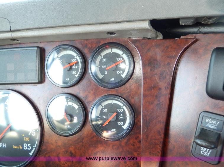 image for item I4251 2001 Freightliner Century Class ST120 semi truck