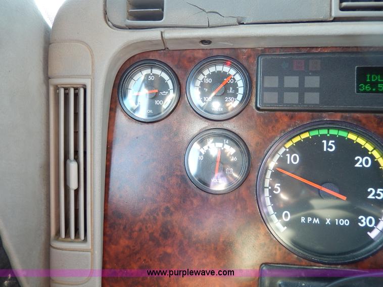 image for item I4251 2001 Freightliner Century Class ST120 semi truck