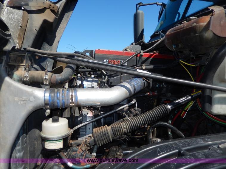 image for item I4251 2001 Freightliner Century Class ST120 semi truck