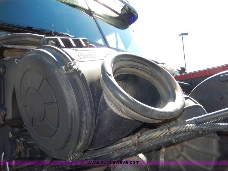 image for item I4251 2001 Freightliner Century Class ST120 semi truck