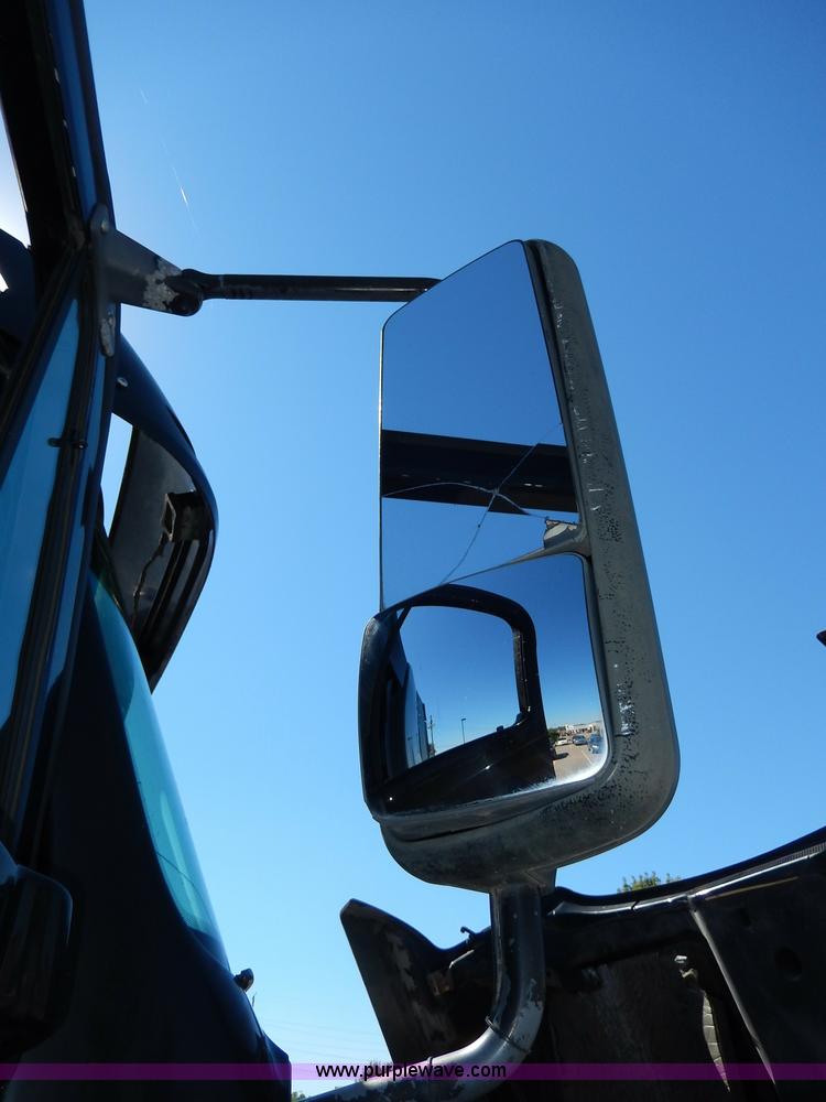 image for item I4251 2001 Freightliner Century Class ST120 semi truck