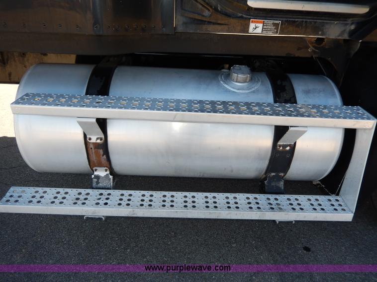 image for item I4251 2001 Freightliner Century Class ST120 semi truck