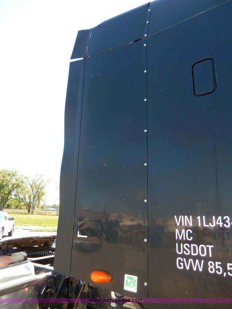 image for item I4251 2001 Freightliner Century Class ST120 semi truck