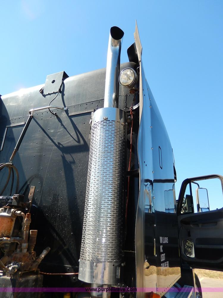 image for item I4251 2001 Freightliner Century Class ST120 semi truck