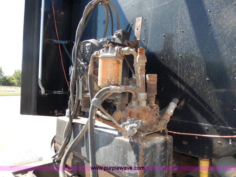 image for item I4251 2001 Freightliner Century Class ST120 semi truck