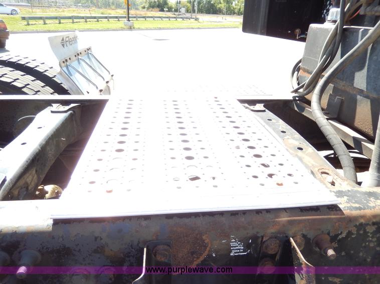 image for item I4251 2001 Freightliner Century Class ST120 semi truck