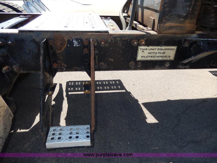 image for item I4251 2001 Freightliner Century Class ST120 semi truck