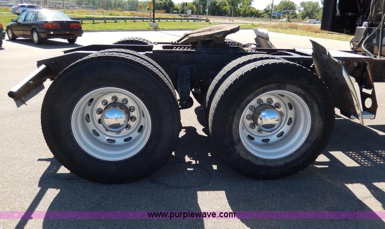 image for item I4251 2001 Freightliner Century Class ST120 semi truck