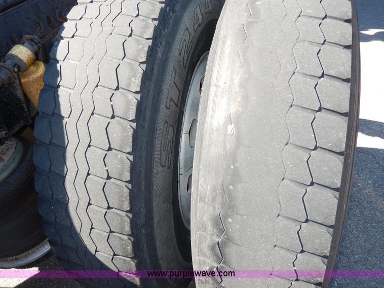 image for item I4251 2001 Freightliner Century Class ST120 semi truck