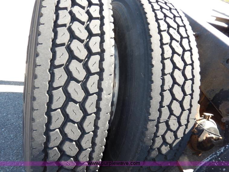 image for item I4251 2001 Freightliner Century Class ST120 semi truck