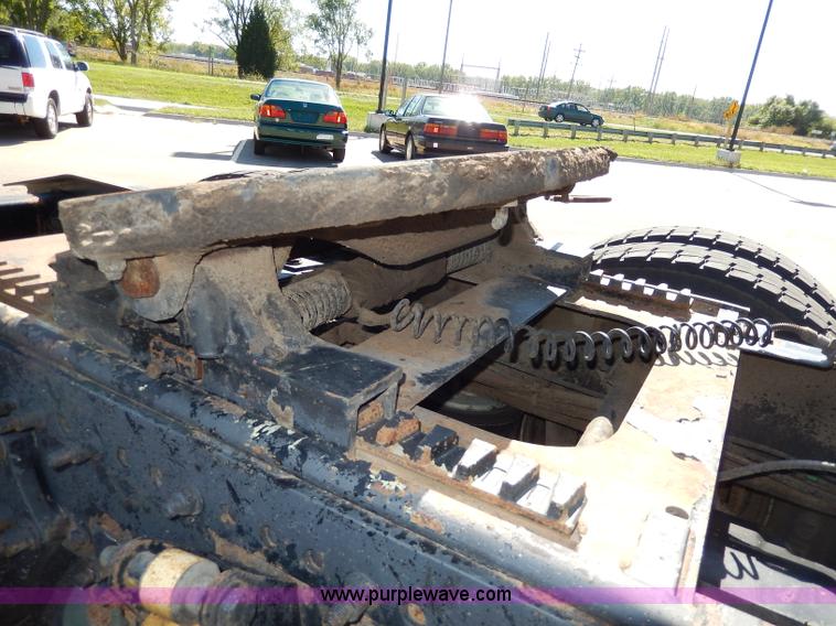 image for item I4251 2001 Freightliner Century Class ST120 semi truck