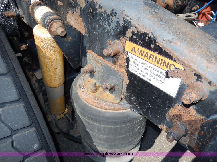 image for item I4251 2001 Freightliner Century Class ST120 semi truck