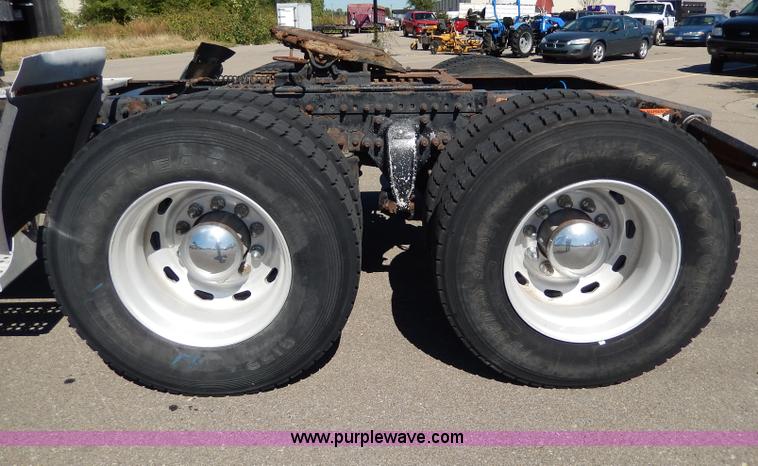 image for item I4251 2001 Freightliner Century Class ST120 semi truck