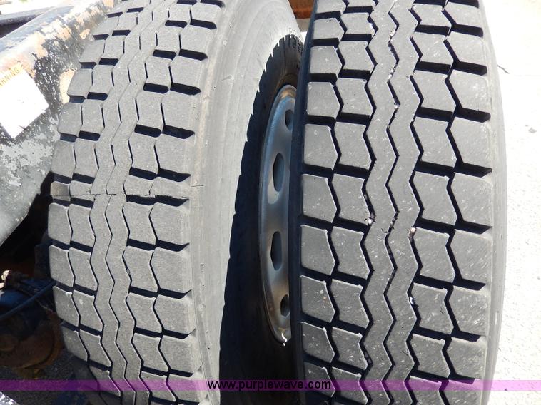 image for item I4251 2001 Freightliner Century Class ST120 semi truck