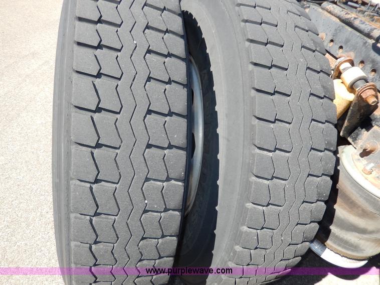 image for item I4251 2001 Freightliner Century Class ST120 semi truck