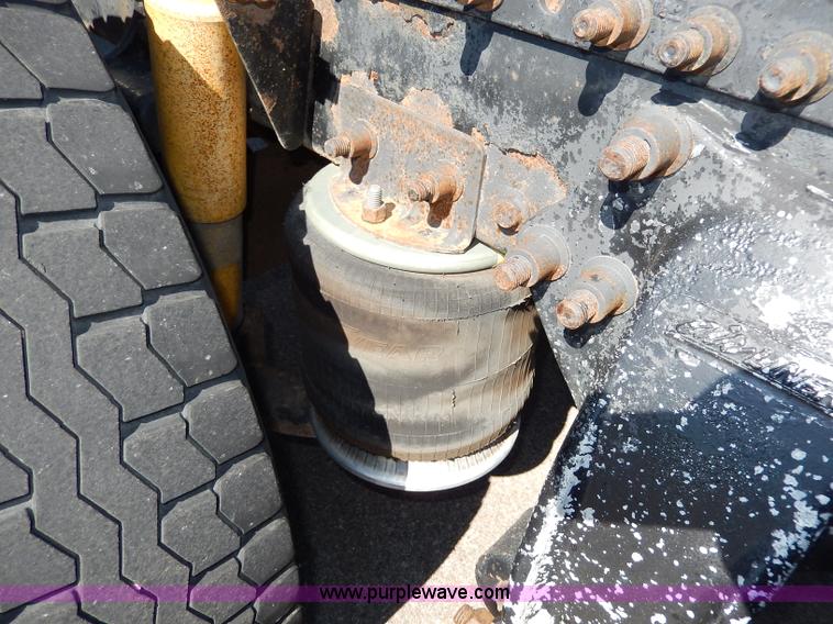 image for item I4251 2001 Freightliner Century Class ST120 semi truck