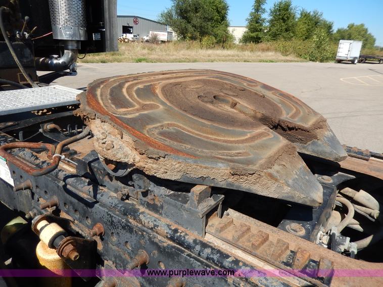 image for item I4251 2001 Freightliner Century Class ST120 semi truck