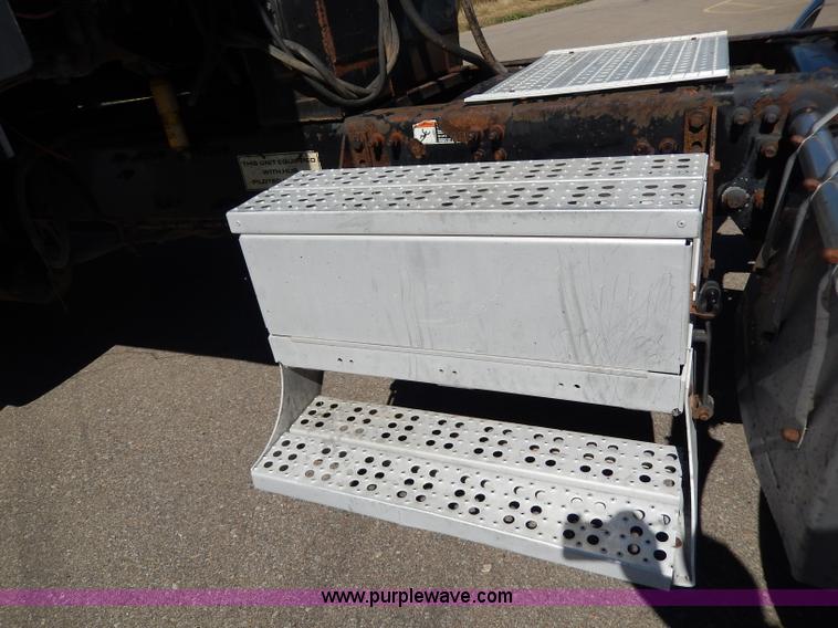 image for item I4251 2001 Freightliner Century Class ST120 semi truck