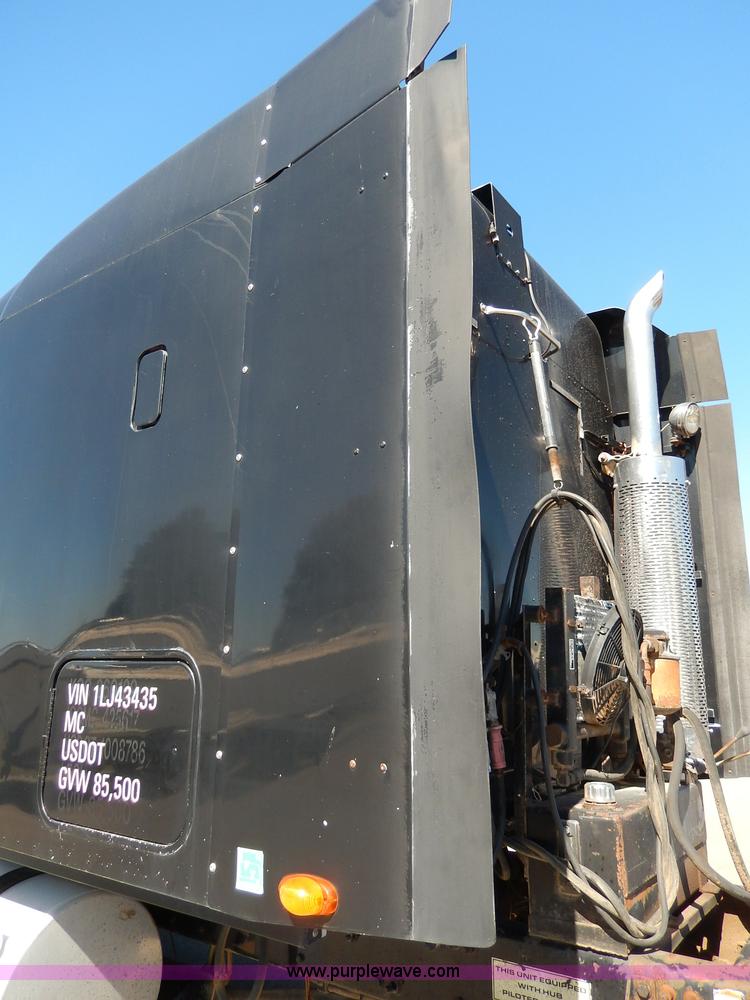 image for item I4251 2001 Freightliner Century Class ST120 semi truck