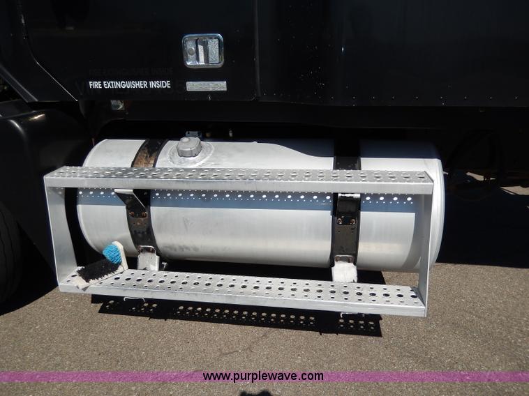 image for item I4251 2001 Freightliner Century Class ST120 semi truck