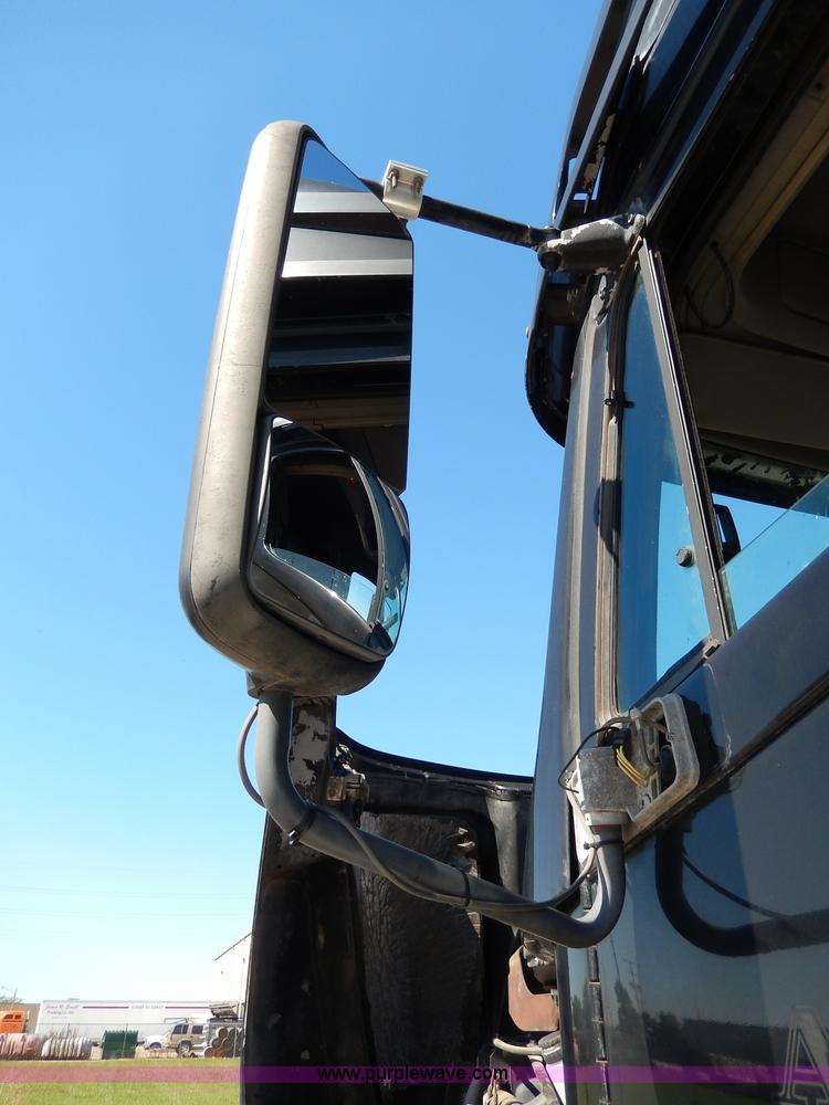 image for item I4251 2001 Freightliner Century Class ST120 semi truck