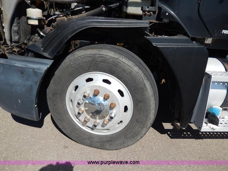 image for item I4251 2001 Freightliner Century Class ST120 semi truck