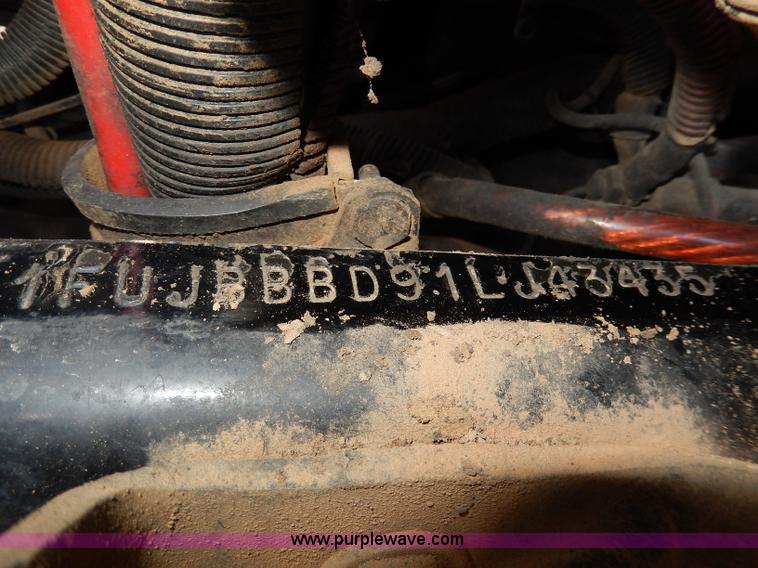 image for item I4251 2001 Freightliner Century Class ST120 semi truck