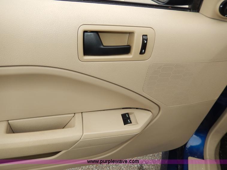 image for item I4255 2006 Ford Mustang