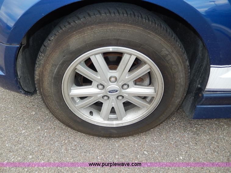 image for item I4255 2006 Ford Mustang