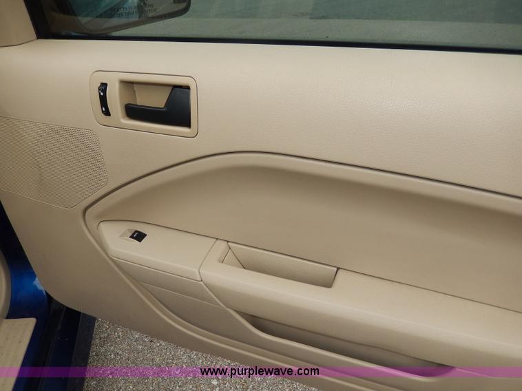 image for item I4255 2006 Ford Mustang