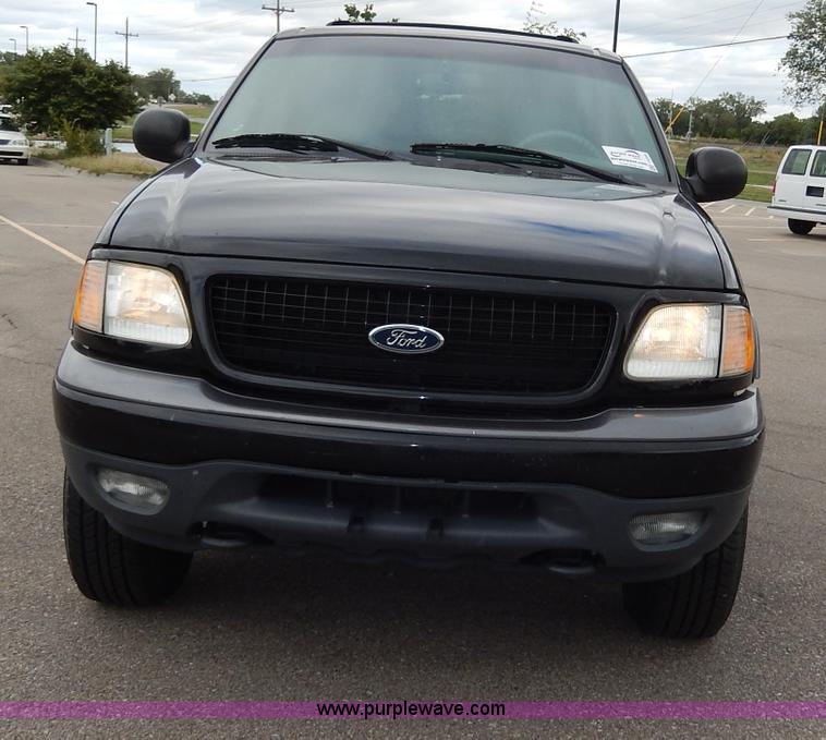 image for item I4256 2002 Ford Expedition XLT SUV