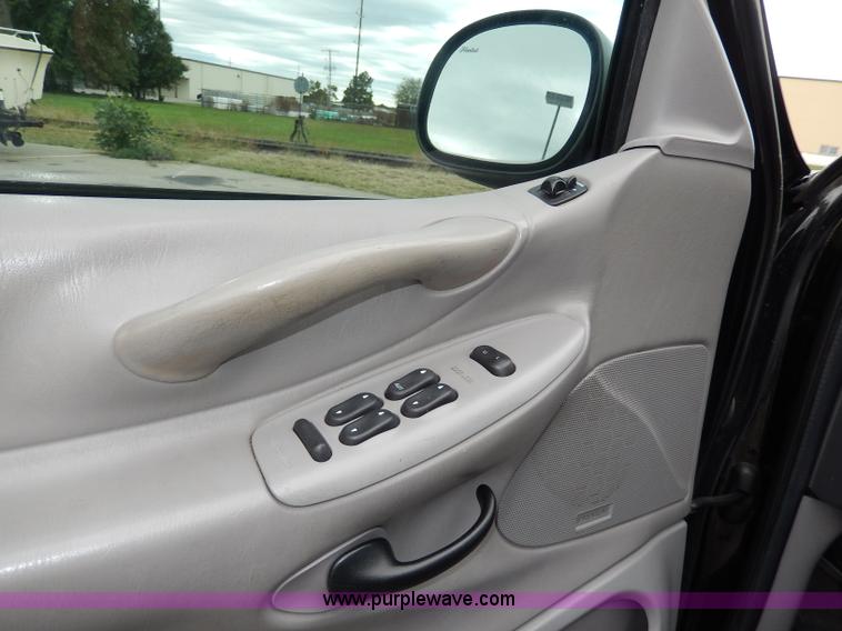 image for item I4256 2002 Ford Expedition XLT SUV