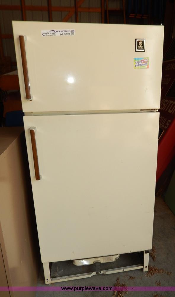 image for item AA9730 GE refrigerator