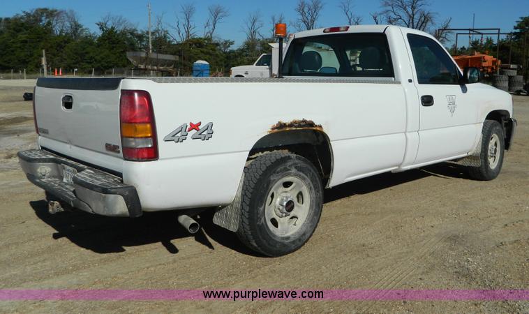 image for item AD9528 2000 GMC Sierra 1500 pickup truck