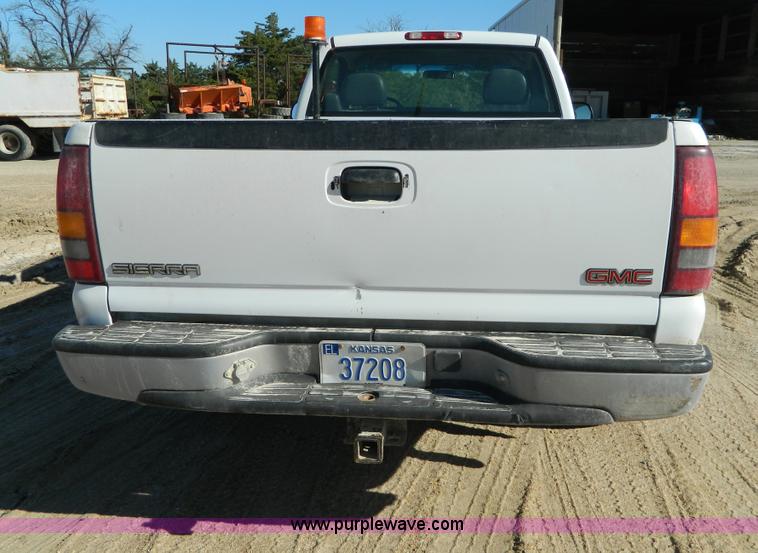 image for item AD9528 2000 GMC Sierra 1500 pickup truck