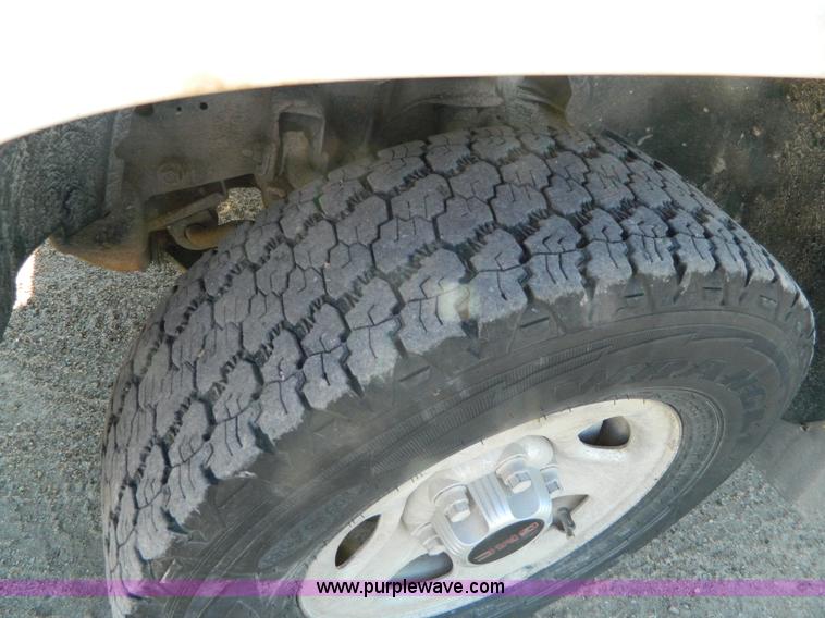 image for item AD9528 2000 GMC Sierra 1500 pickup truck